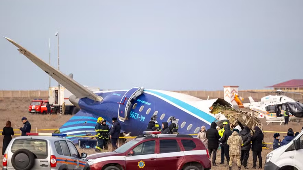 Avião com 62 passageiros fabricado pela Embraer cai no Cazaquistão