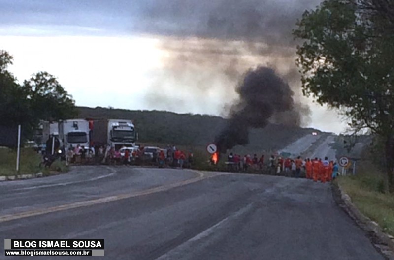 BR-304 estÃ¡ interditada por manifestantes no sentido MossorÃ³-Fortaleza