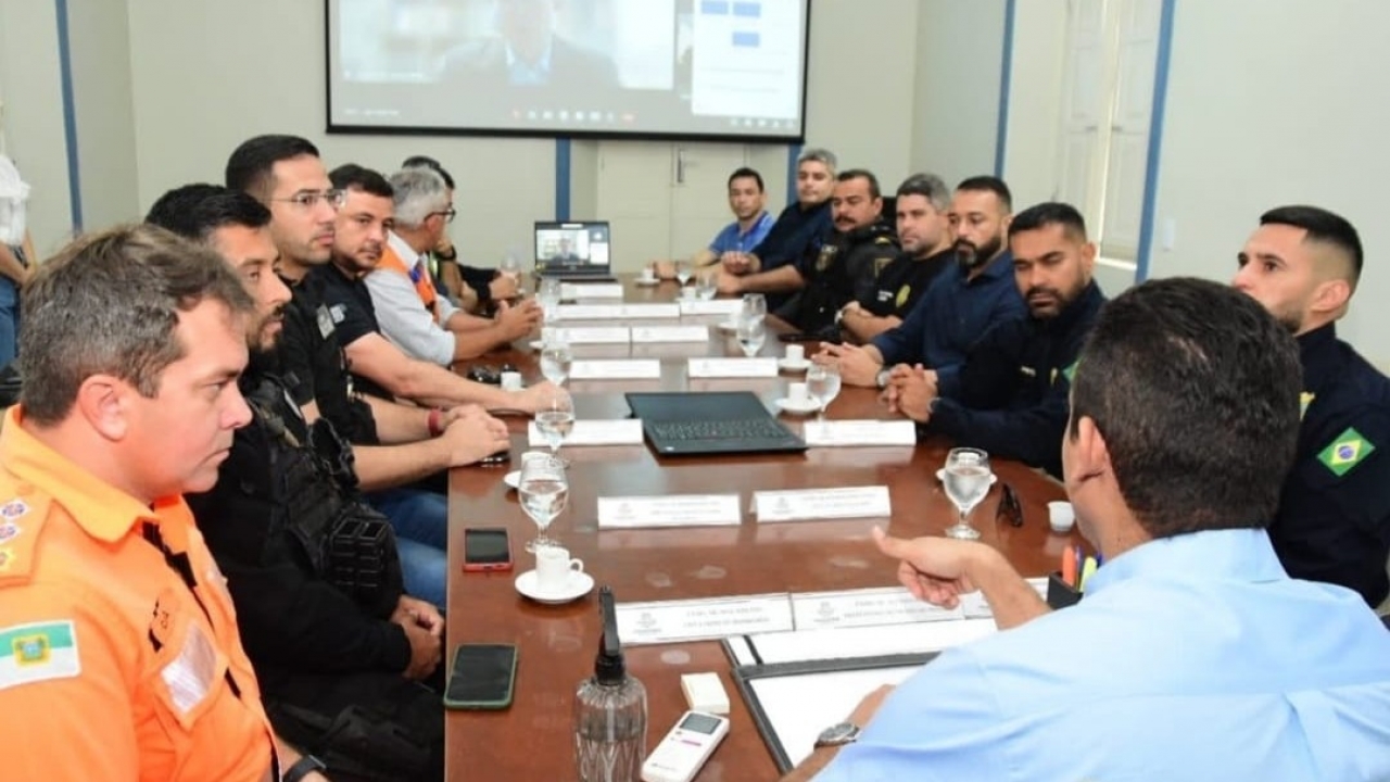 Prefeito de Mossoró se reúne com forças de segurança e define retorno parcial de serviços