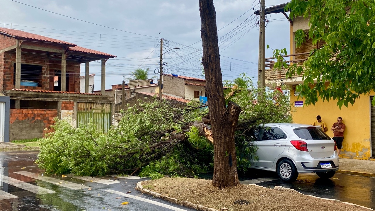 Chuva forte acompanhada de rajadas de vento causa transtornos em Mossoró