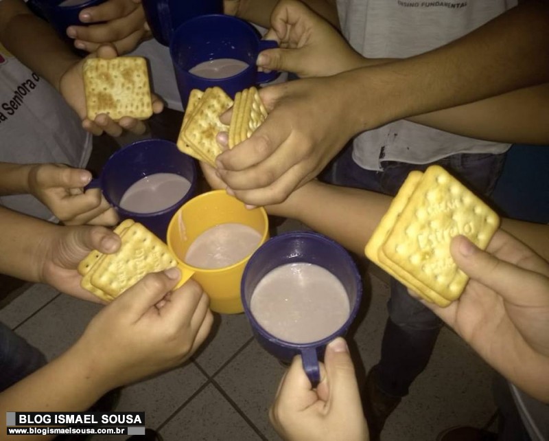 Prefeitura de MossorÃ³ serve apenas trÃªs bolachas cream cracker e meio copo de leite na merenda escolar