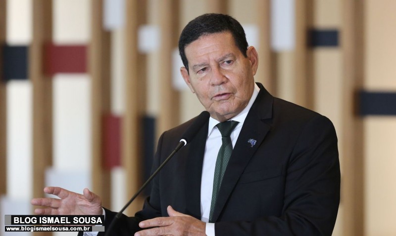 MourÃ£o diz que hÃ¡ "hipocrisia" em retardar aulas: â€œAs pessoas vÃ£o para bares, mas nÃ£o para aulaâ€
