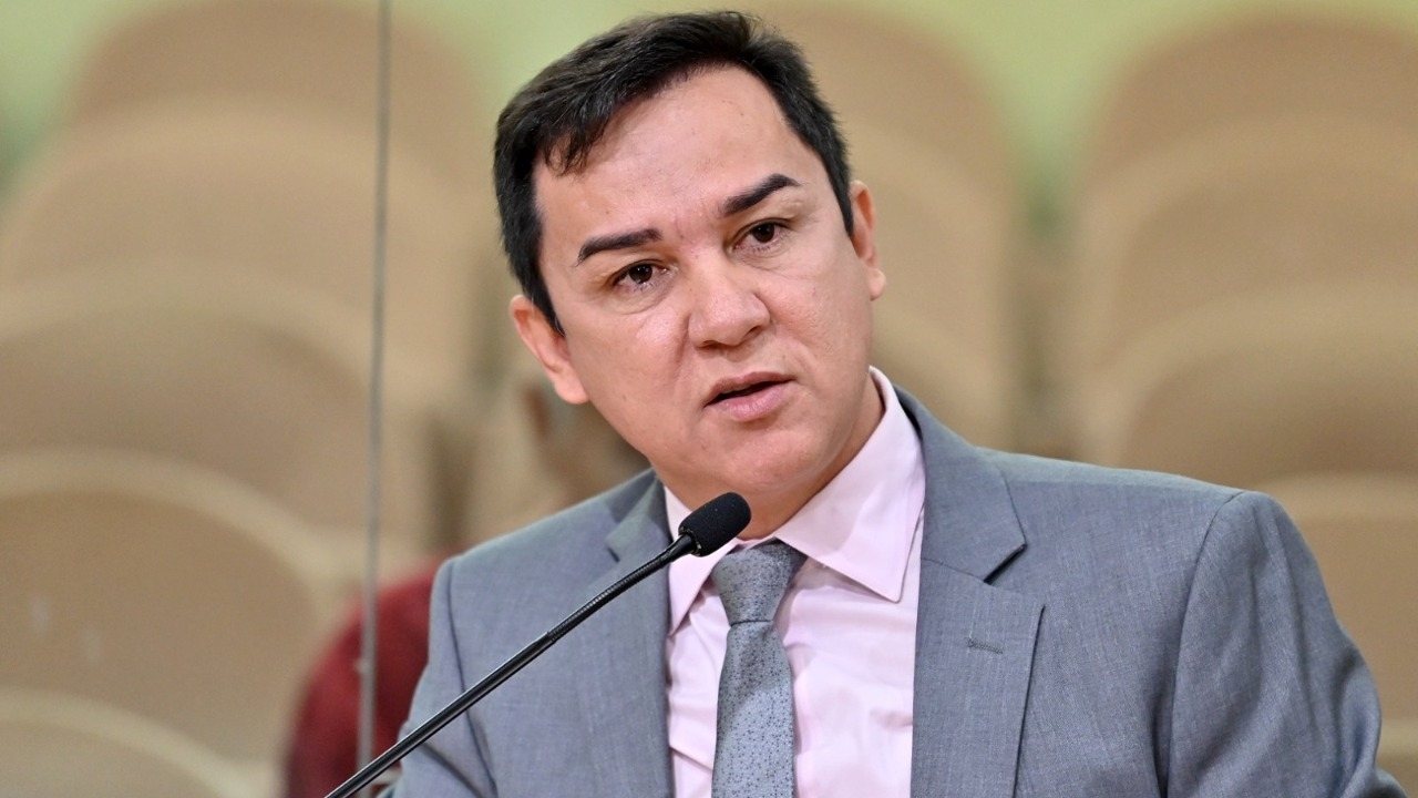 Deputado Neilton busca melhorias nas estradas do Agreste através de requerimentos