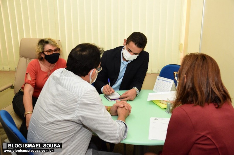 Prefeito anuncia pagamento de progressões para professores da rede municipal de ensino