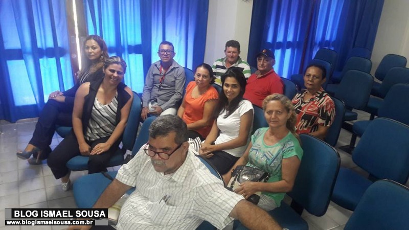 Trabalhadores retirados da PraÃ§a do Teatro Municipal buscam apoio dos vereadores