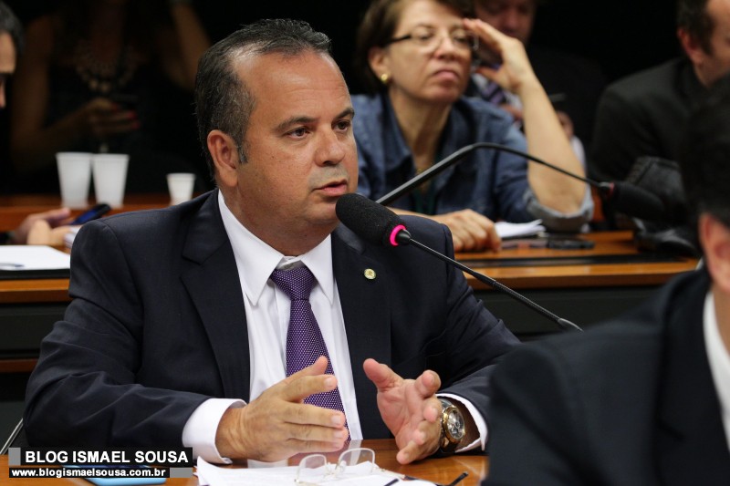 InvasÃ£o de escolas Ã© fruto da manipulaÃ§Ã£o e exploraÃ§Ã£o de estudantes pelo PT, diz deputado