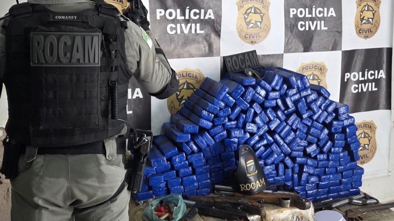 ROCAM apreende cerca de 270 kg de maconha, armas e moto roubada na zona rural de Mossoró