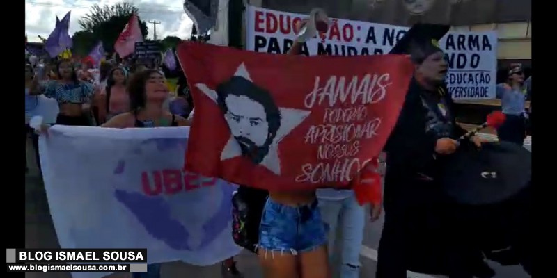 Protesto de estudantes em MossorÃ³ tem pedidos de "Lula Livre"
