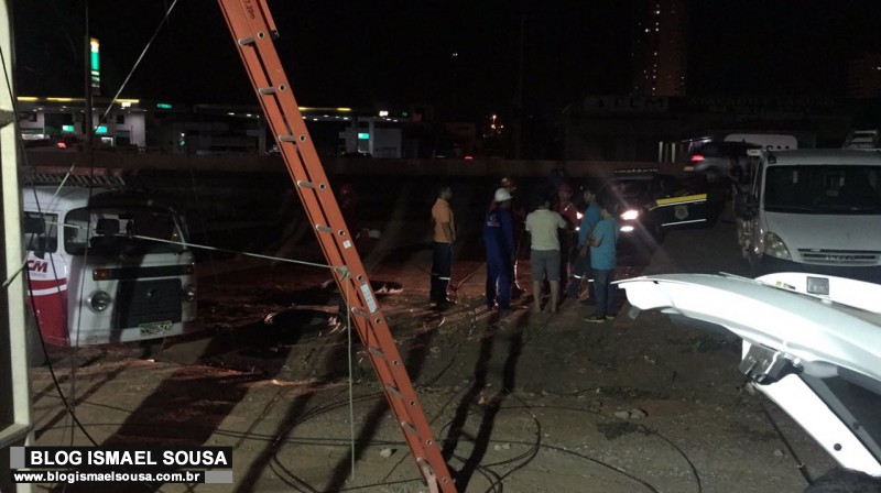 CaminhÃ£o rompe fibra Ã³tica deixa vÃ¡rios bairros sem TV e Internet