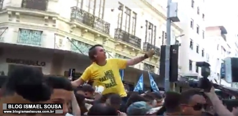 Bolsonaro passa bem apÃ³s levar facada no abdÃ´men, diz seu filho FlÃ¡vio