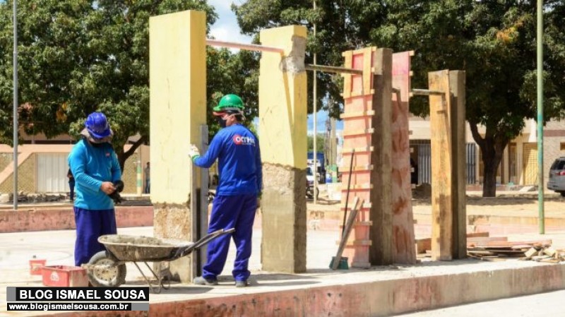 População comemora início de obras na praça do bairro Liberdade