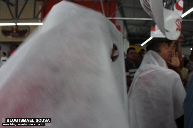 "Fantasmas" realizam protesto durante inauguraÃ§Ã£o da Central do CidadÃ£o em MossorÃ³