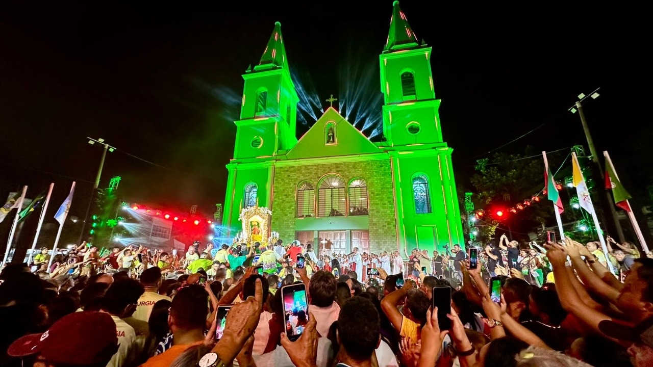 Mais de 120 mil fiéis participam da procissão de Santa Luzia, padroeira de Mossoró