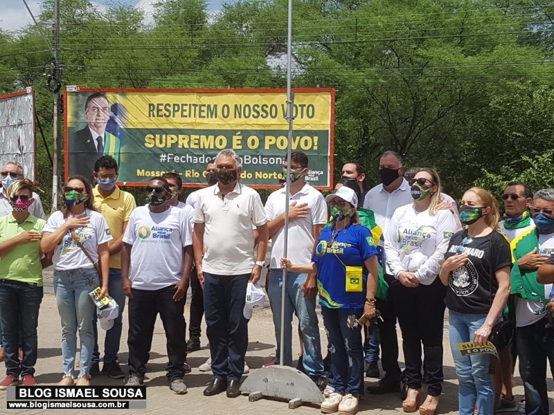 Apoiadores inauguram outdoor em defesa do presidente Bolsonaro em MossorÃ³