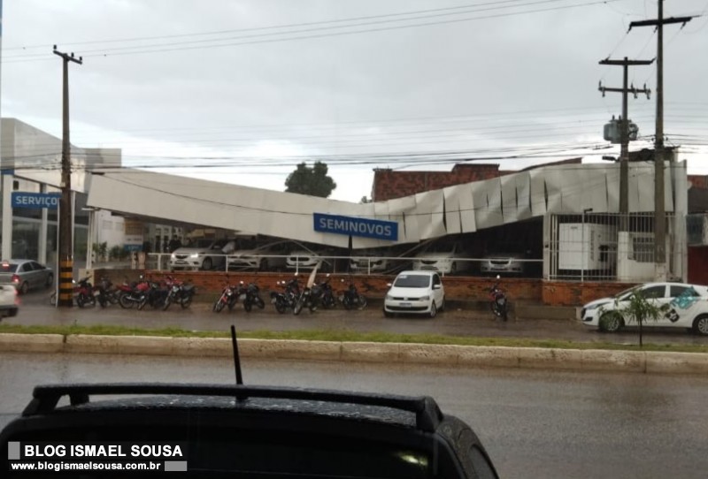 Telhado de loja de carros desaba durante a forte chuva em Mossoró