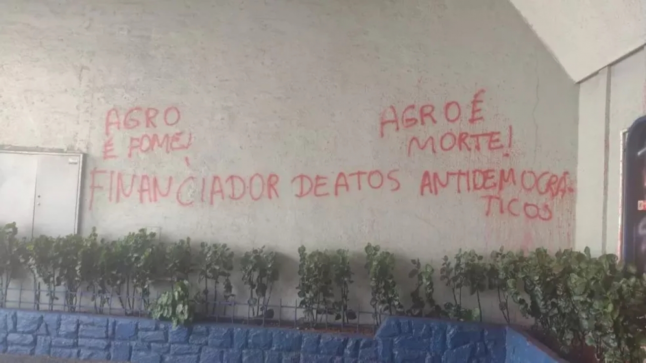 Ataque do MST ao gabinete do deputado Girão completa um ano sem prisões dos responsáveis