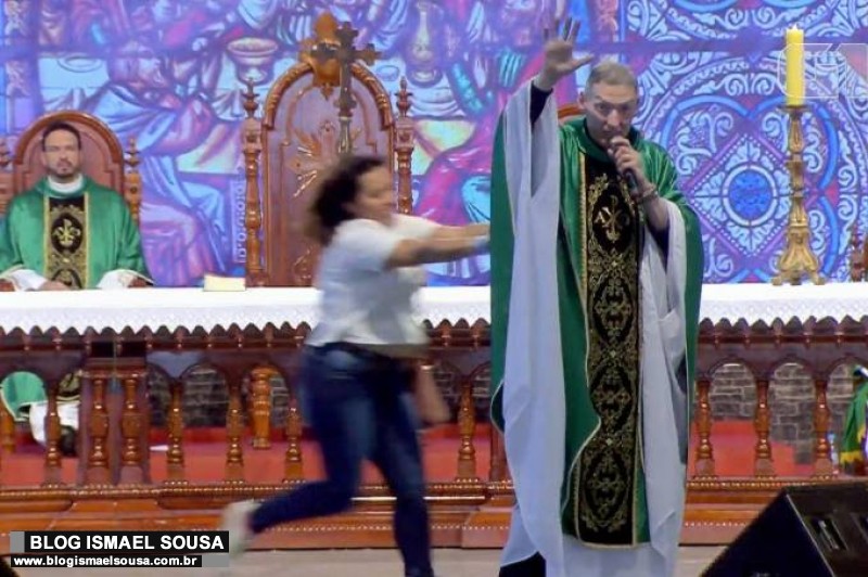 Mulher empurra Padre Marcelo Rossi de palco durante missa