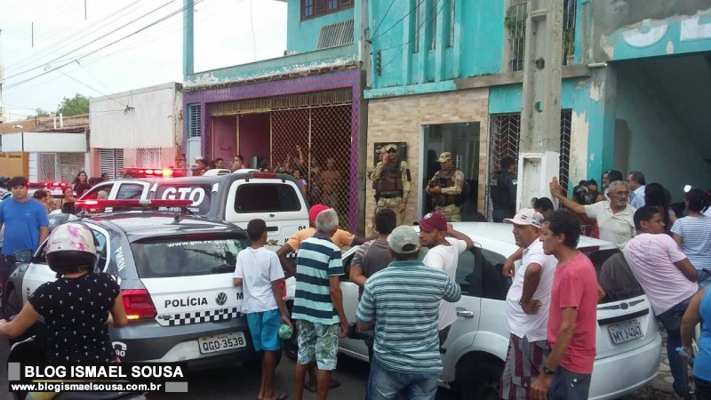 Dois homens sÃ£o mortos a tiros dentro de barbearia no Bom Jardim