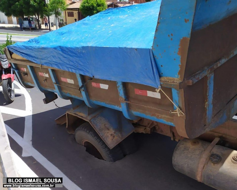 Prefeitura divulga nota sobre caminhÃ£o que caiu em buraco na Avenida Rio Branco