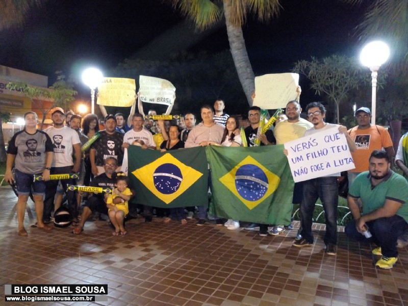 Grupo realiza protesto e buzinaÃ§o na PraÃ§a do Pax pela prisÃ£o de Lula
