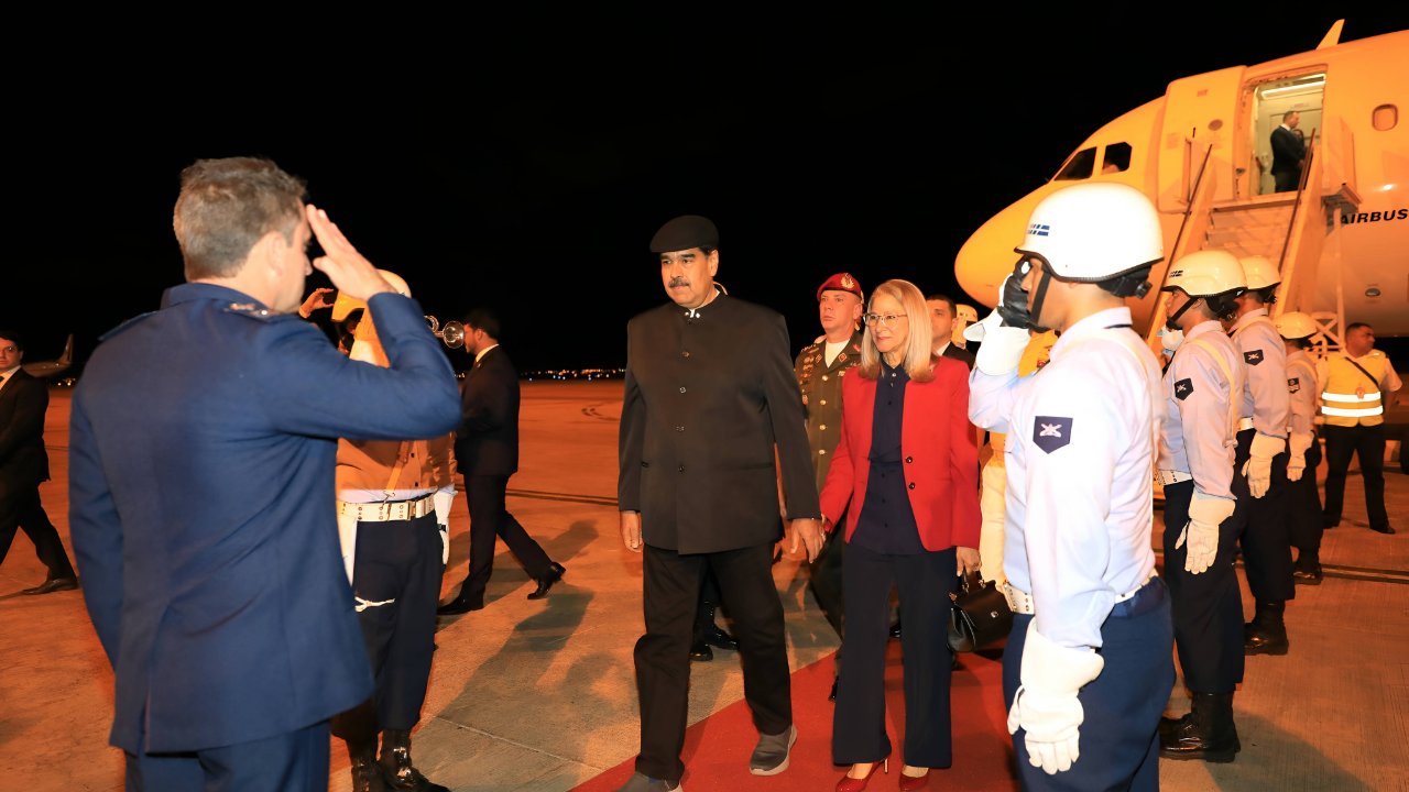 Que vergonha, Brasil: Ditador Maduro desembarca com honrarias militares