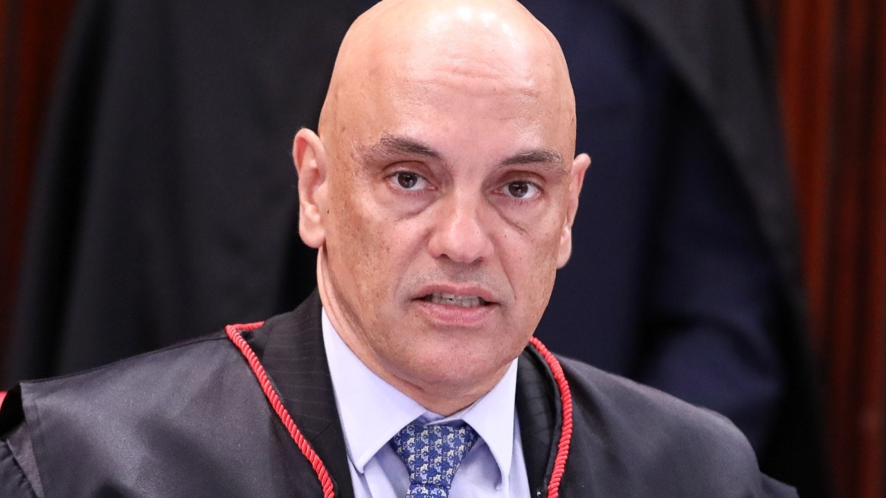 Moraes multa em R$ 7 bilhões caminhoneiros que paralisaram em protesto contra Lula em 2022