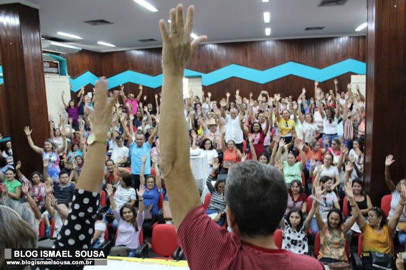 Professores municipais de MossorÃ³ aprovam greve