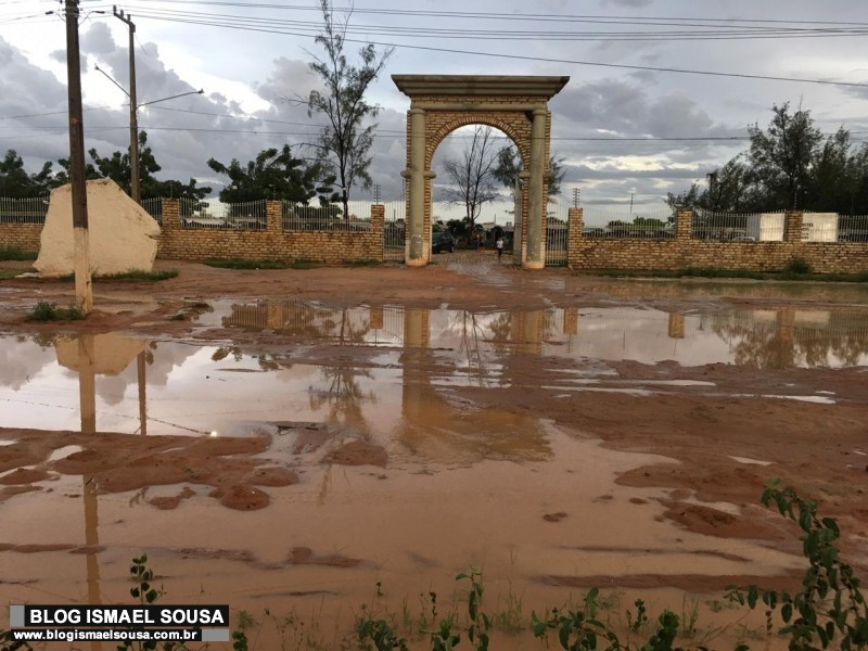 Moradores voltam a denunciar lamaÃ§al em frente ao â€œcemitÃ©rio novoâ€ em MossorÃ³