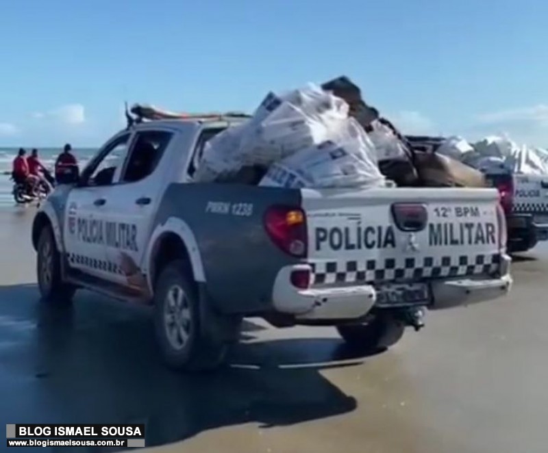 Caixas com maços de cigarros contrabandeados aparecem boiando na Praia das Emanoelas, em Tibau