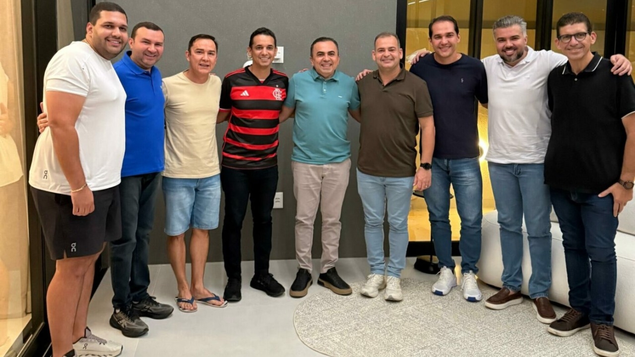 Neilton consolida protagonismo no Oeste ao reunir aliados em sua residência