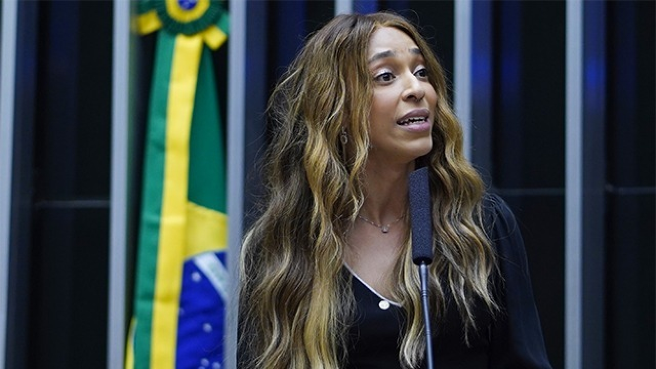 Chamar Erika Hilton de ‘homem’ não é crime, decide Gilmar Mendes