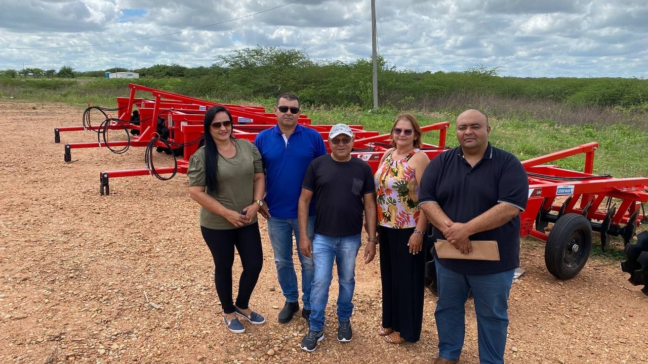 Agrovilas recebem tratores e grades aradoras adquiridos com emendas do General Girão