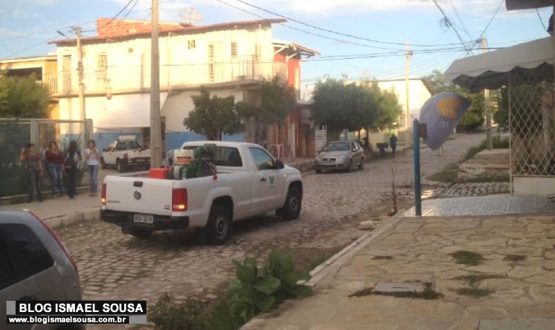 Carro fumacÃª comeÃ§a a circular em bairros com alta incidÃªncia do  Aedes aegypti