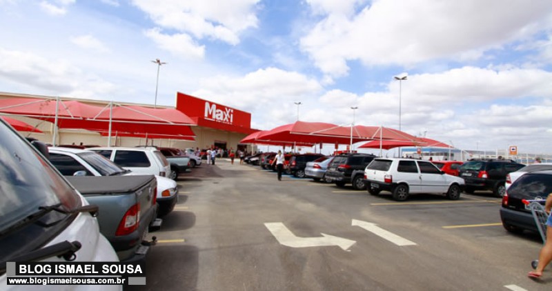 Cliente Ã© assalto em estacionamento de supermercado no Nova BetÃ¢nia
