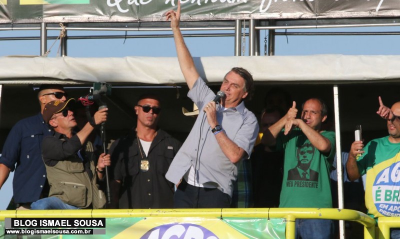 Bolsonaro participa de manifestação de agricultores e religiosos