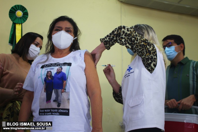 Enfermeira irmÃ£ de mÃ©dico que faleceu por Covid Ã© a primeira pessoa vacinada em MossorÃ³