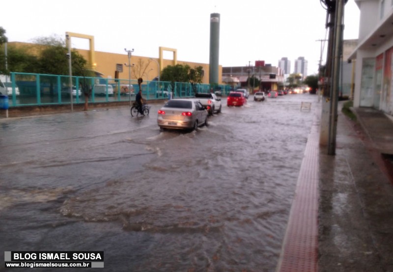 Chuva forte alaga vias, causa acidentes e transtornos no trÃ¢nsito em MossorÃ³