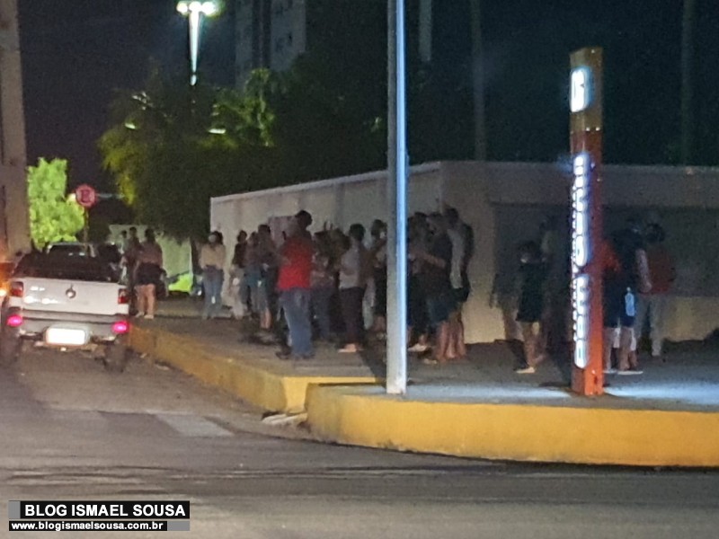 Familiares de pacientes com Covid-19 fazem oração em frente a hospital de Mossoró