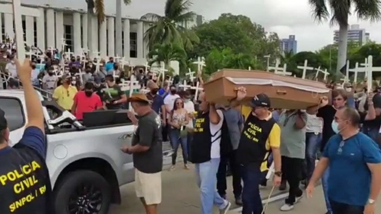 Policiais civis entram na Governadoria com caixão e exigem reunião com Fátima Bezerra (PT)