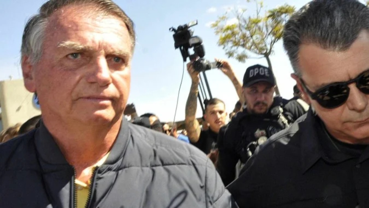 Após operação espetaculosa, PF conclui que pendrive encontrado na casa de Bolsonaro tem conteúdo irrelevante