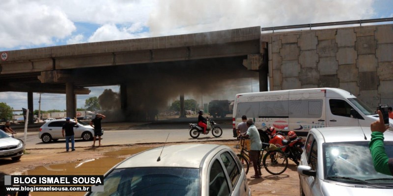 Carro bate em coluna de viaduto e pega fogo em MossorÃ³