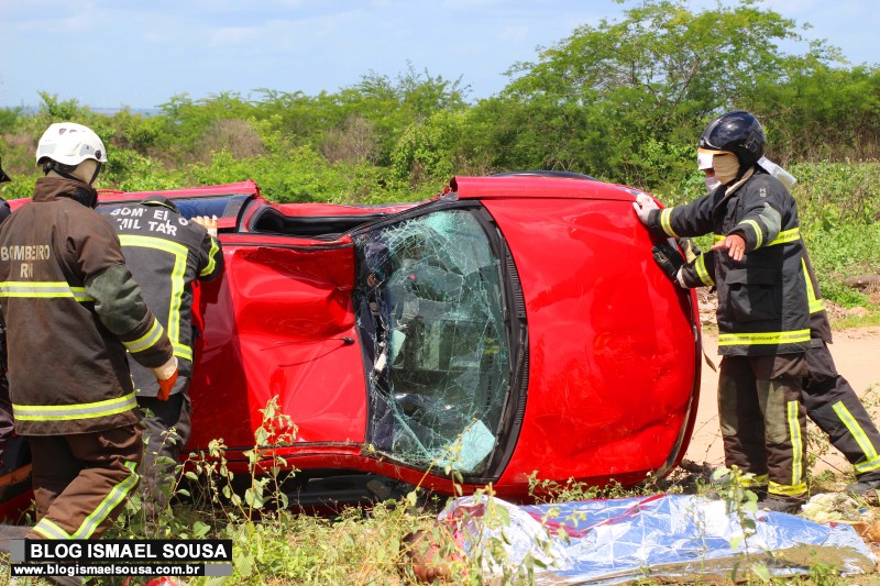 Bandidos roubam carro, são perseguidos pela polícia, capotam veículo e um morre em Mossoró