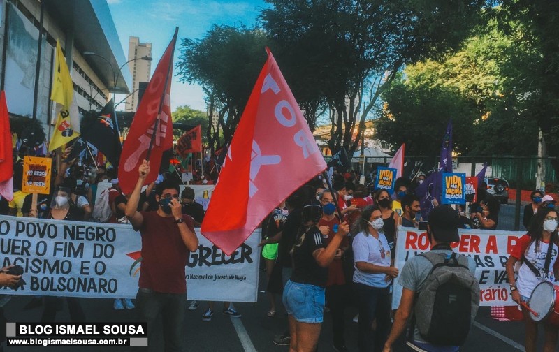 Em Natal, esquerdistas se aglomeram em manifestação contra aglomerações