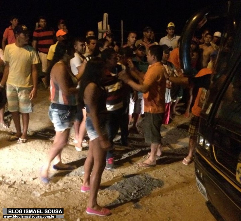 Ã”nibus da banda de Briola, ex-Ferro na Boneca, Ã© cercado e apedrejado apÃ³s show ser cancelado