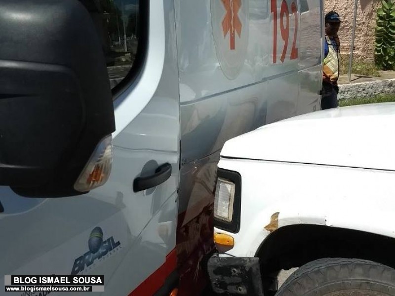 AmbulÃ¢ncia do Samu se envolve em acidente no Centro