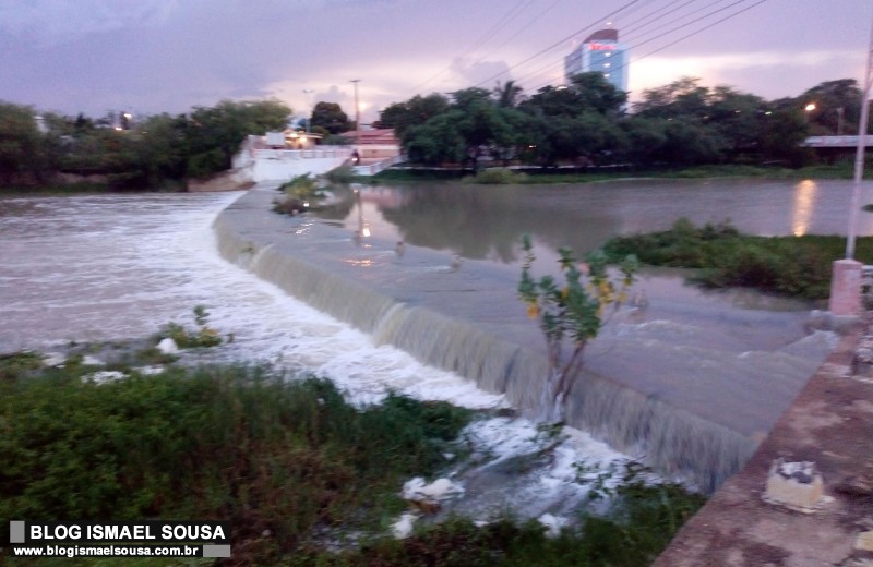 Barragem do Centro de MossorÃ³ volta a sangrar apÃ³s 10 anos