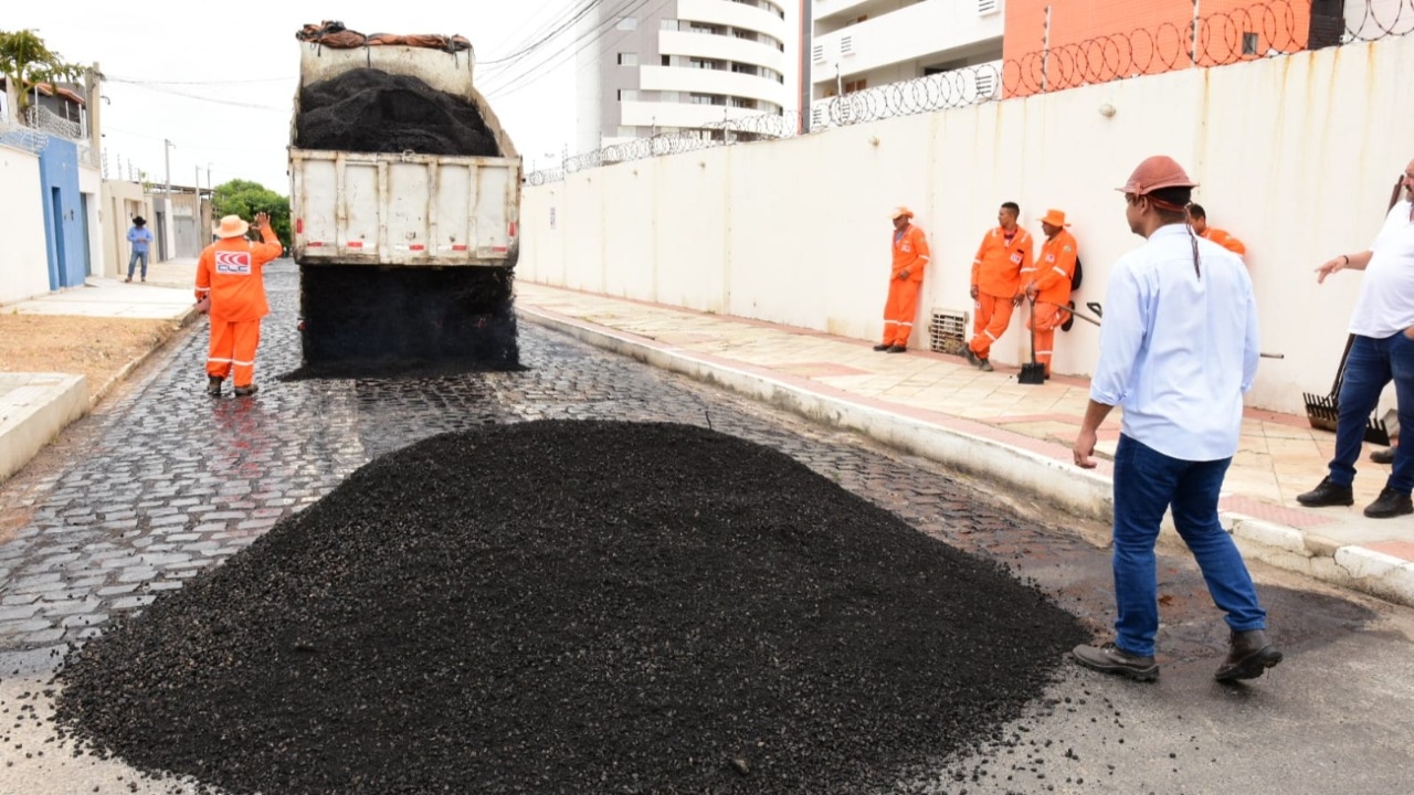 Rua Francisco Holanda recebe pavimentação asfáltica dentro do 'Mossoró Realiza'