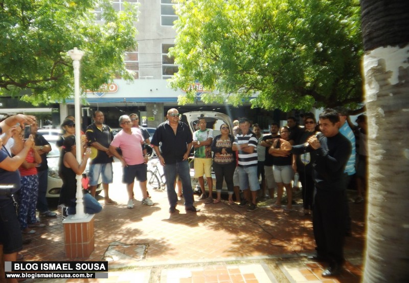 Ato em praÃ§a pÃºblica pede a liberaÃ§Ã£o de policiais presos na operaÃ§Ã£o "IntocÃ¡veis"