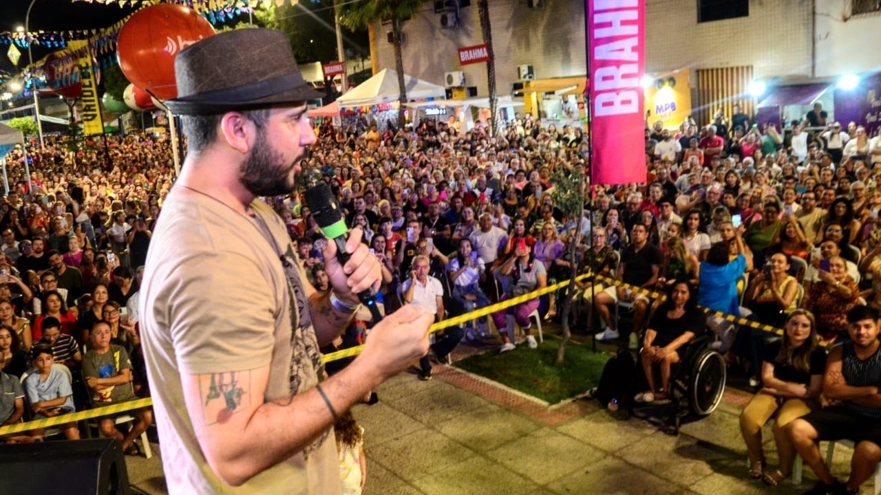 Multidão acompanha show de Bráullio Bessa no Polo Poeta Antônio Francisco