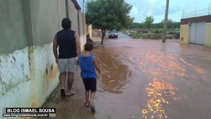 Moradores do residencial Monte Olimpo reclamam dos alagamentos: "Veneza mossoroense"